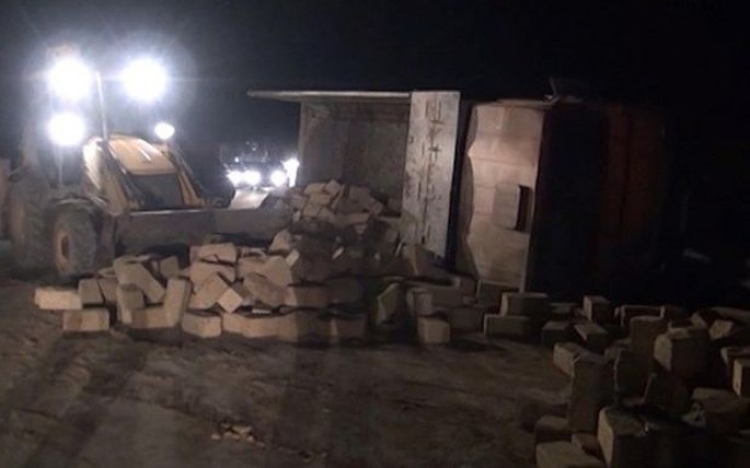 Sabirabadda qəza: mişar daşları yola töküldü - VİDEO