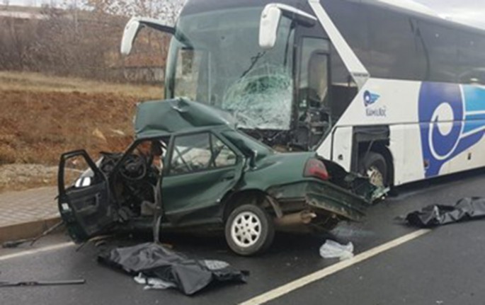Sərnişin avtobusu “Reno”ya çırpıldı: 3 ölü, 1 yaralı - FOTO