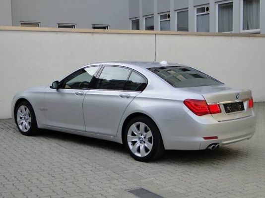 Aİ səfirinin avtomobili vuruldu - Bakıda