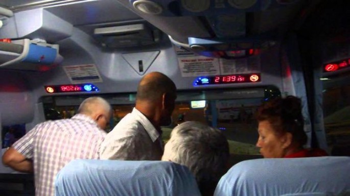 Sərxoş kişi avtobusda iki gənc oğlanı bıçaqladı - VİDEO