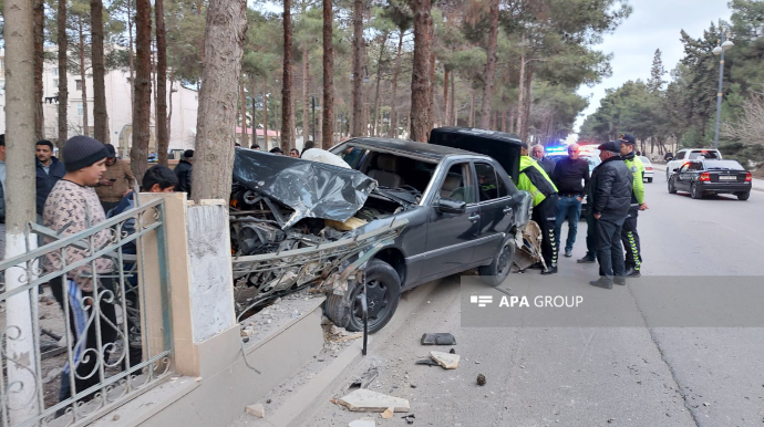 Şirvanda “Mercedes” “Mitsubishi” ilə toqquşdu, sonra da hasara çırpıldı - FOTO