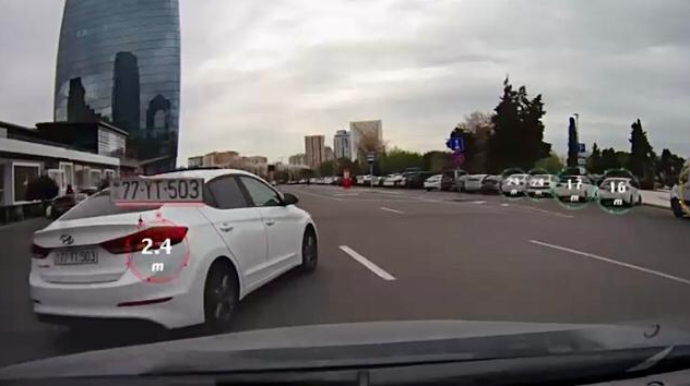 Hərəkətdə olduğu zolaqdan birbaşa sağa keçib qəza şəraiti yaratdı - 77-YT-503   - VİDEO