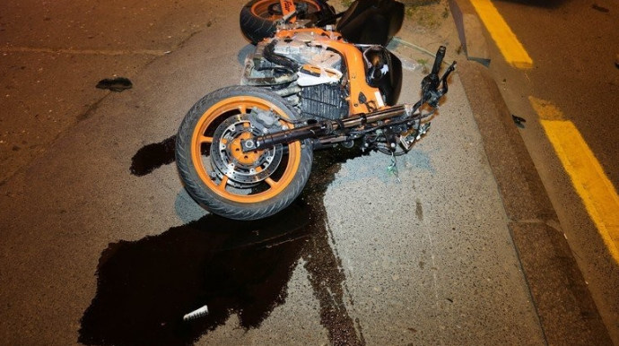 Bakıda motosiklet avtomobillə toqquşub, xəsarət alanlar var 