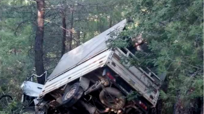 Yük maşını uçuruma yuvarlandı, sürücü həyatını itirdi 