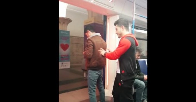 Metroda dostunu qatardan itələyib bayıra atdı - VİDEO