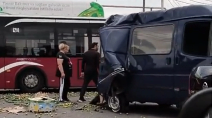 Yük avtomobili "Baku Bus"la TOQQUŞDU: Meyvələr yola dağıldı - VİDEO