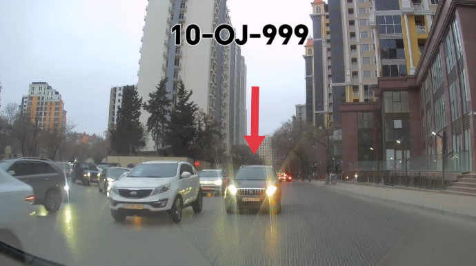 Əks istiqamətə çıxıb yolu kəsən sürücü 150 manatlıq qayda pozdu - 10-OJ-999 - VİDEO