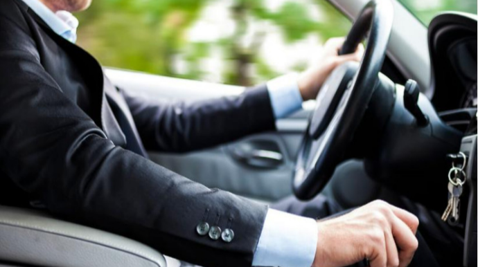 Məşhur futbolçunun sürücüsü avtomobilini oğurladı  - FOTO