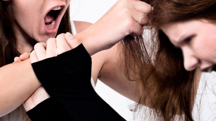 Məktəbdən yeni görüntü:  Şagird müəllimlə davaya çıxdı - VİDEO 