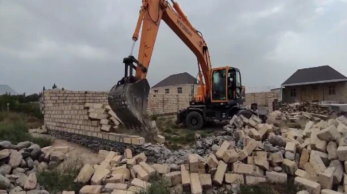 Göygöl rayonunda qanunsuz tikili sökülüb - FOTO - VİDEO 