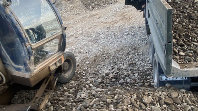 Şəmkirdə qanunsuz olaraq qarışıq suxurların daşınması faktı aşkarlanıb  - FOTO