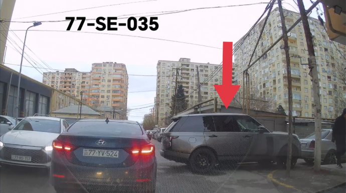 Maşını yolun ortasında park edən sürücü hərəkətə çətinlik yaratdı - VİDEO