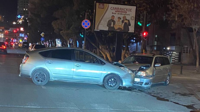 Bakıda iki avtomobil toqquşdu  - FOTO