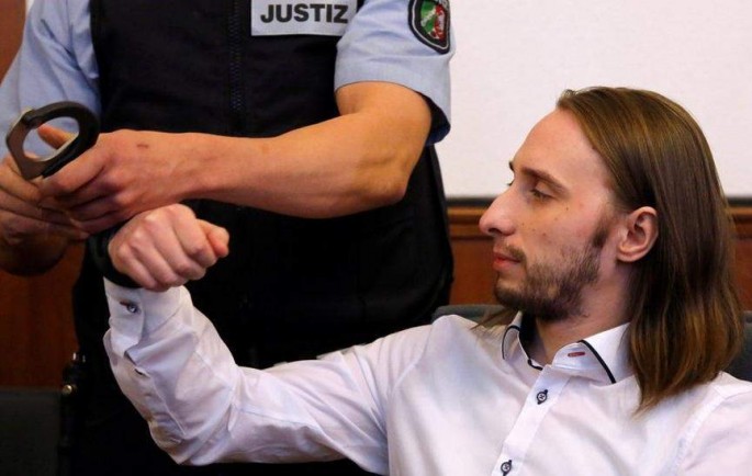 Futbolçuların avtobusuna hücum edən şəxsə cəza verildi