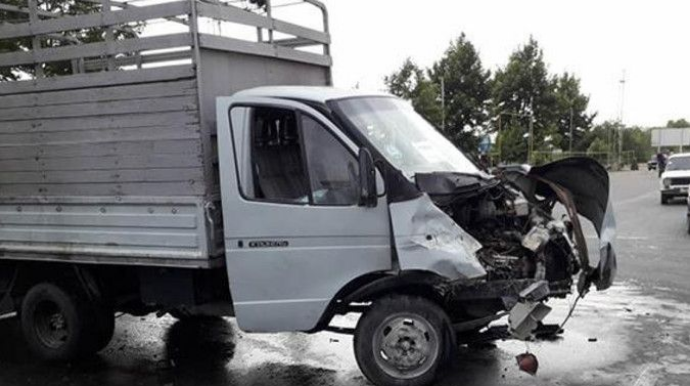 Bakıda yük avtomobili beton maneəyə çırpılıb, ölən var 