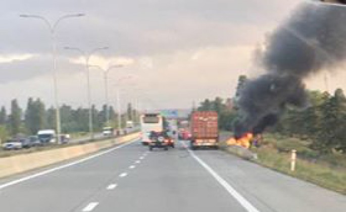 “Mercedes” arakəsmələrə çırpılaraq yandı: 3 erməni öldü, 5 isə yaralandı - FOTO