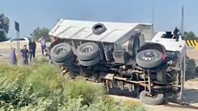 Sükan arxasında yuxulayan sürücü “KamAZ”ı aşırdı   - VİDEO