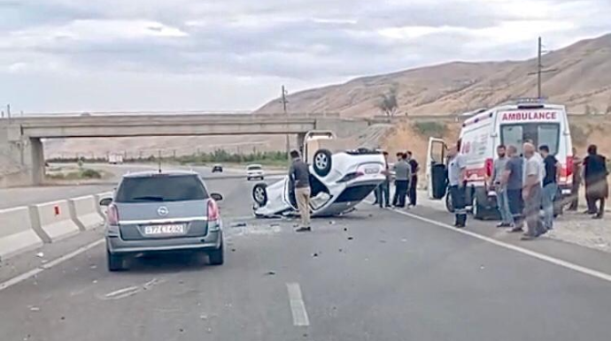 İdarəetmədən çıxan “Hyundai” yolun ortasında aşdı; yaralı var   - VİDEO