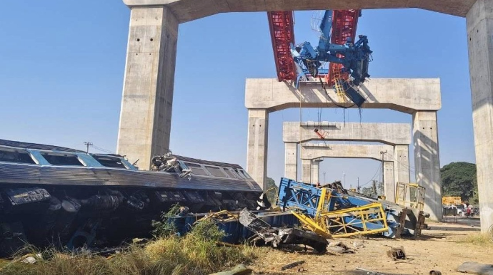 Tikinti kranı qatarın üzərinə düşdü - 29 ölü - FOTO - YENİLƏNİB