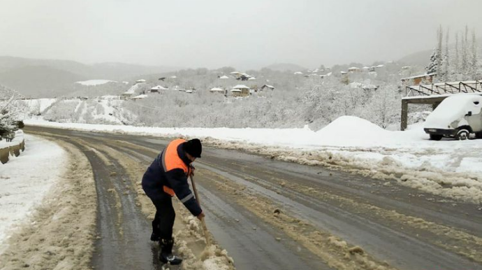 Qar, buz və çovğun səbəbindən Bakı-Şamaxı yolu bağlanıb
