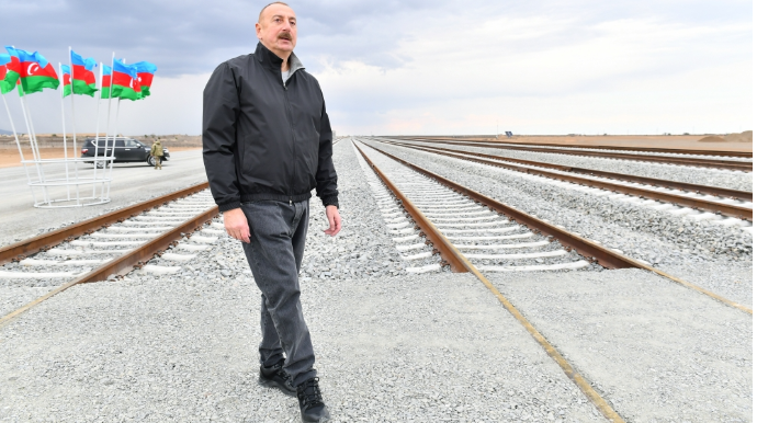 Dövlət başçısı Bərdə-Ağdam dəmir yolu xəttinin tikintisi ilə tanış oldu - FOTO