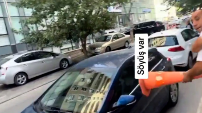 Mühafizəçi sürücünü təhqir etdi; xəstəxana önündə dava düşdü – ANBAAN VİDEO 