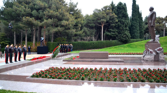Azərbaycan Ordusunun generalları Heydər Əliyevin məzarını ziyarət edib  - FOTO