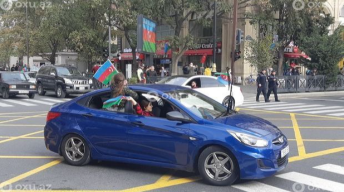 В центре Баку устроили триумфальный автопробег
