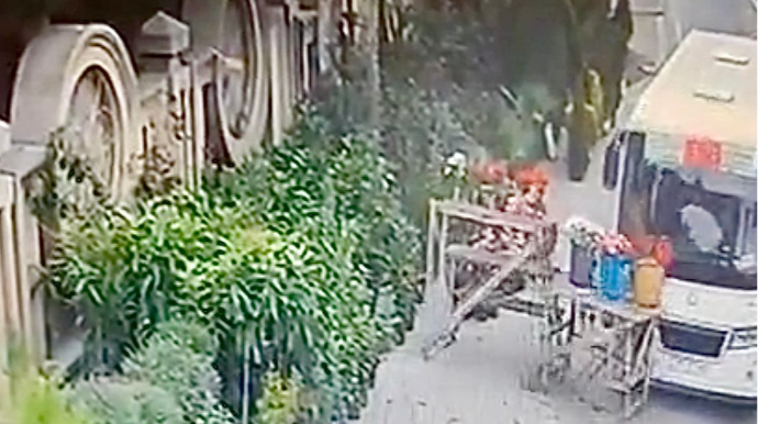 Bakı–Sumqayıt yolunda avtobus güllə dolu piştaxtaya çırpıldı   - VİDEO