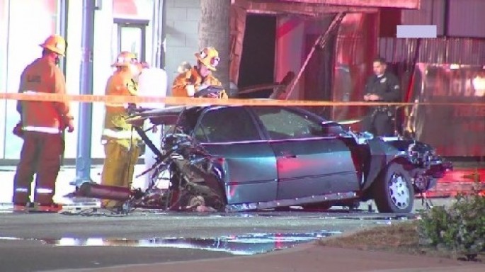 Avtomobil anidən yandı: sürücü maşını binaya çırpdı – FOTO + VİDEO