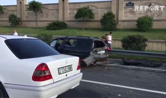 Aeroport yolunda iki avtomobil toqquşdu - VİDEO