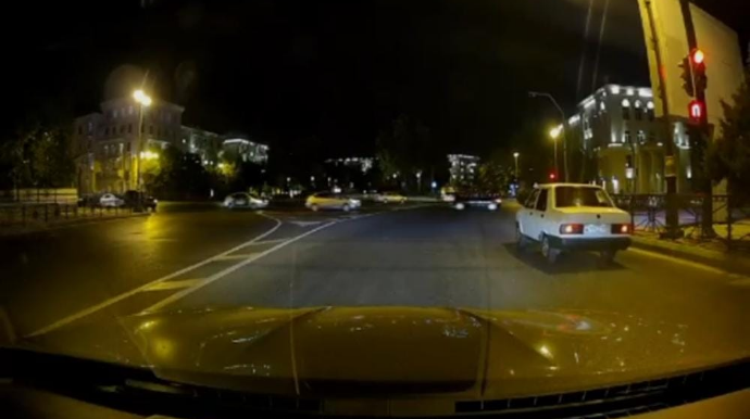 Şəhərin mərkəzində qaydaları kobud şəkildə pozan sürücü kameralara yaxalandı  - VİDEO