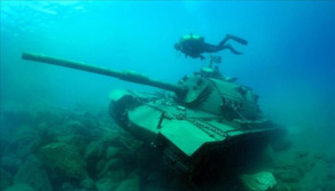 45 tonluq tank dənizdə batırıldı - Antalya sahillərində
