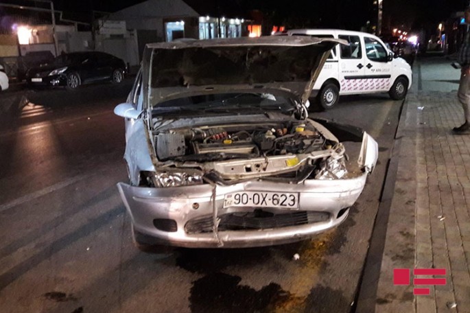 Bakıda iki "Opel" toqquşdu: biri marketə girdi - FOTO