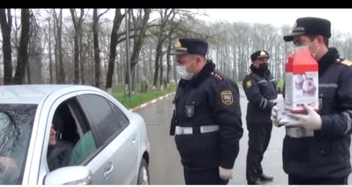 Polislər sürücülərə spirt, maska və əlcək payladı  - VİDEO - FOTO