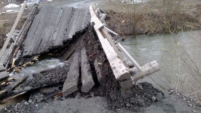 Avtomobil körpüsü uçub