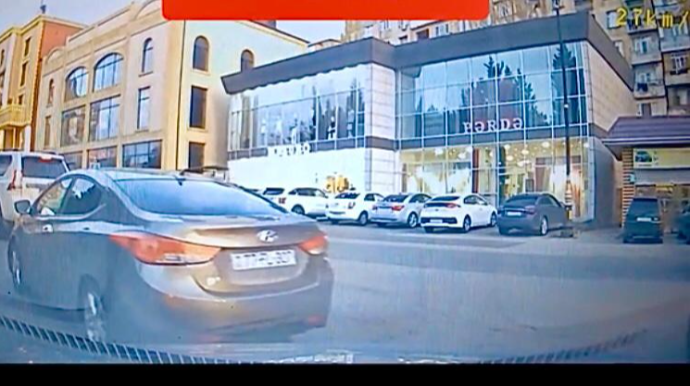 Qəza şəraiti yaratdı, ardınca  “Yaxşı edib yol vermirəm, çək qırağa..” dedi - 77-FL-307    - VİDEO