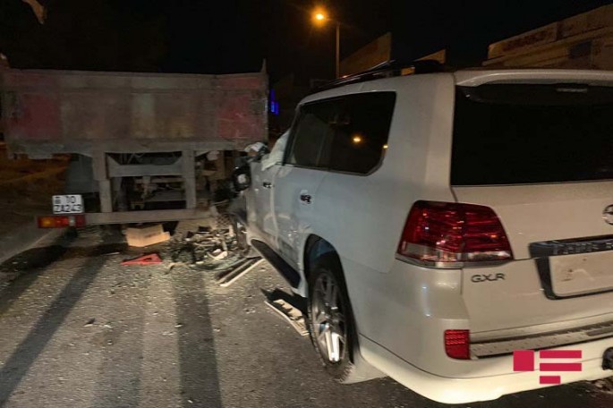 Bakıda "Land Gruiser" "Kamaz"a girdi: xəsarət alanlar var - VİDEO