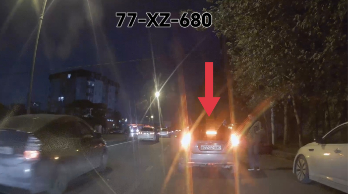 Sürücü "1 manatlıq" müştəriyə görə yolda hərəkəti dayandırdı - VİDEO