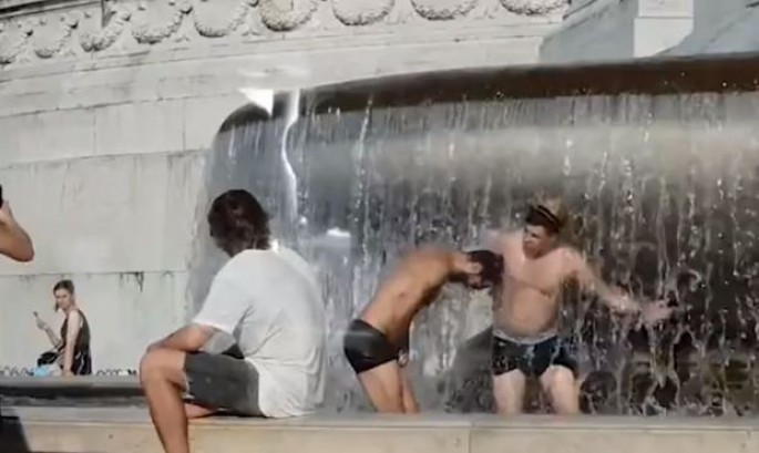 Polis fəvvarədə çimmək qadağasını pozan turistləri axtarır - VİDEO