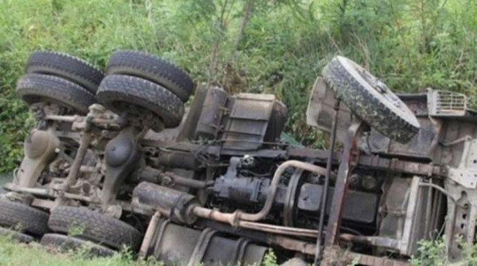 Şəmkirdə yük maşını aşdı, ölən var - YENİLƏNİB