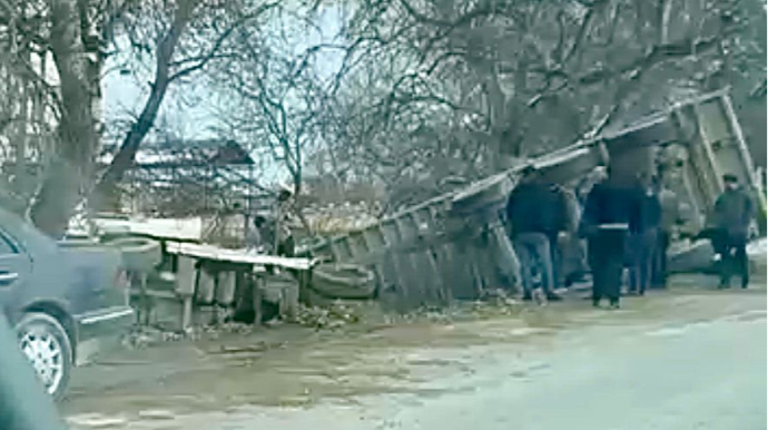 Qubada qumla dolu yük maşını yol kənarına aşdı - VİDEO