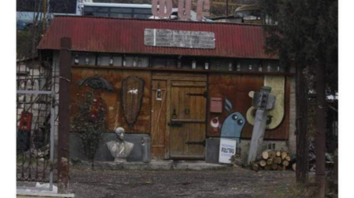 Ağdamda oğurlanmış məscid qapısı Xankəndidə  “Bardağ Pub”dan tapıldı  - FOTO