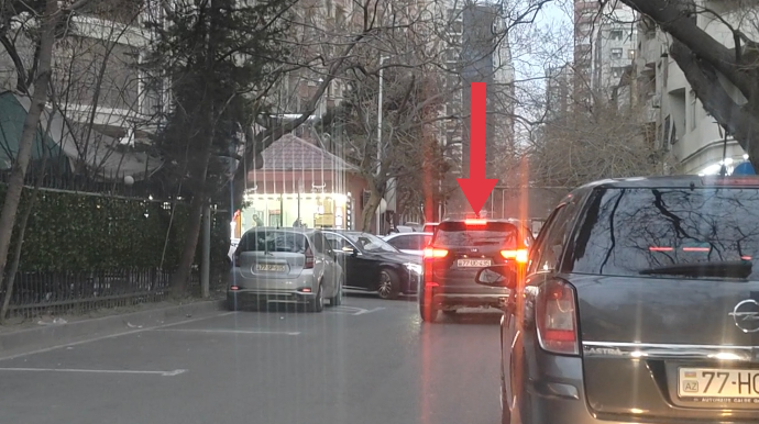 Tıxacda vaxt qazanmaq istəyən sürücülər əks yola çıxdı; biri yolu kəsdi - VİDEO