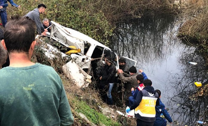 Avtomobil dərəyə aşdı: bir ailənin 4 üzvü öldü, 1 uşaq isə xəsarət alıb - FOTO