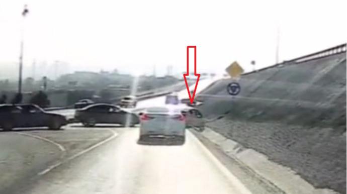 Manevri düzgün etməyən "Prius" sürücüsü yolun kənarına düşdü  - VİDEO