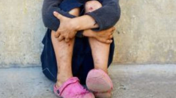 Metronun girişində diləndirilən uşaqla bağlı DİN-dən REAKSİYA    - FOTO