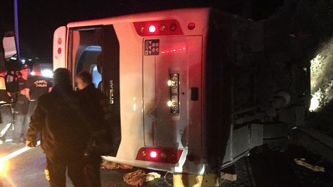 Şagirdləri aparan mikroavtobus aşdı: 1 ölü, 18 yaralı