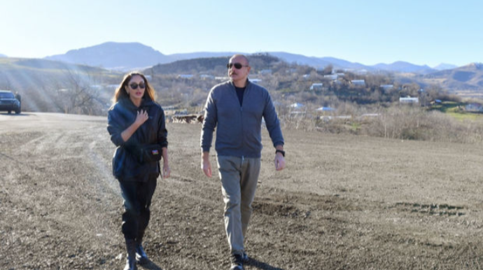 İlham Əliyev və Mehriban Əliyeva Qırmızı Bazar qəsəbəsində olublar - FOTO