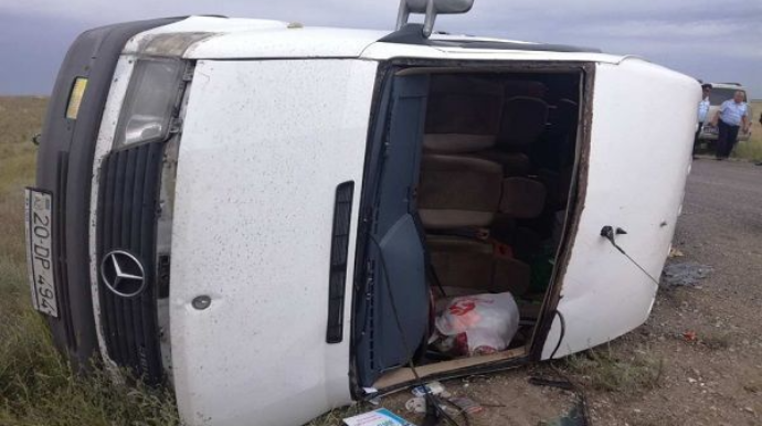 Daşkəsəndə mikroavtobus dərəyə aşıb yandı